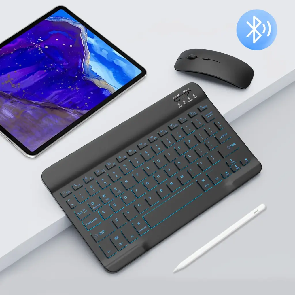 מקלדת Bluetooth אלחוטית קומפקטית בגודל 10 אינץ' עם תאורת RGB צבעונית ועכבר מובנה. מתאימה לאייפד, טאבלט ומחשב נייד. חיבור יציב, סוללה כלולה, עיצוב נייד ואיכותי.